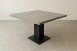 Restauranttafel met stalen poot
